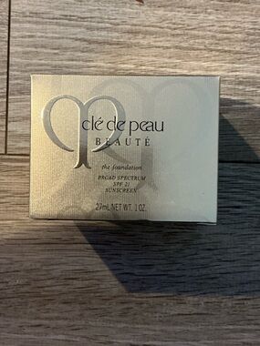 NIB Cle de Peau Beaute The Foundation
Broad Spectrum SPF 21 
#050 Tan